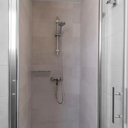 Bright With A/c, Parking Optional アパート *