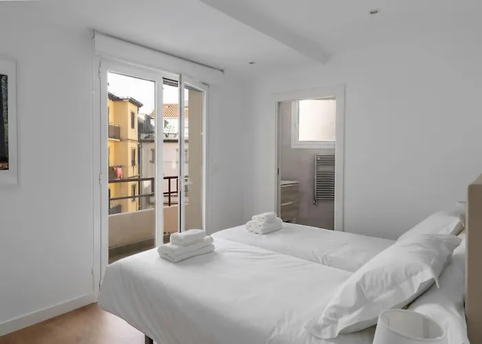 Bright With A/c, Parking Optional San Sebastian