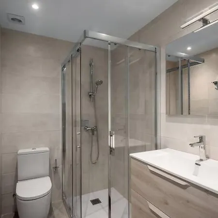 Apartment Bright With A/c, Parking Optional *